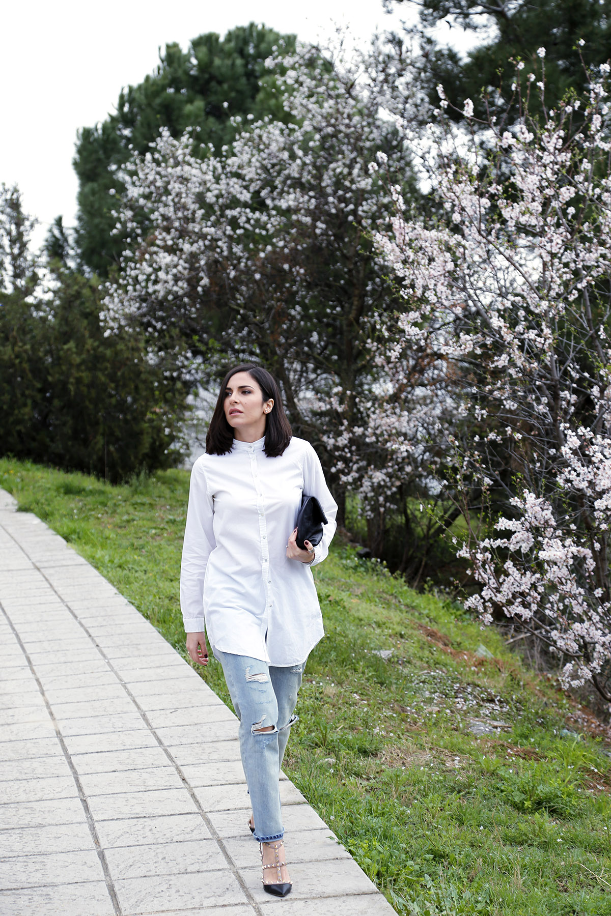 stella asteria white shirt and jeans