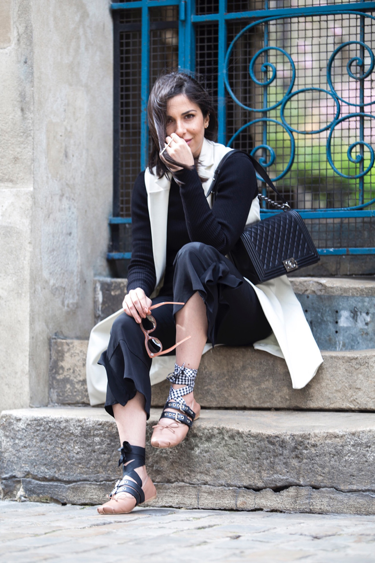 black and white casual chic street style by Stella Asteria - Fashion & Lifestyle Blogger