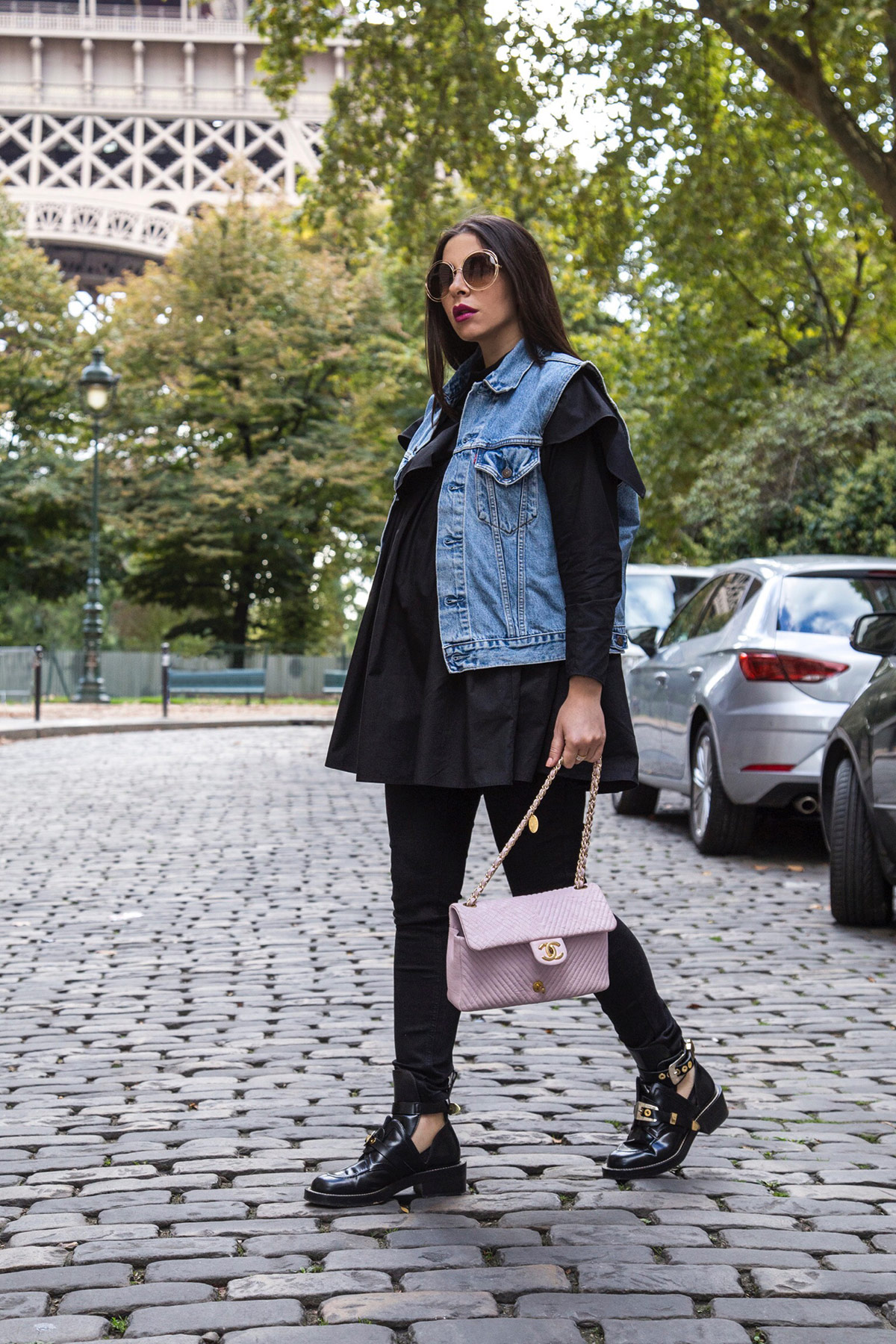 off-duty total black look with a pop of color by Stella Asteria - Lifestyle and Fashion Blogger - Paris Street Style inspiration, pregnancy style and how to dress the bump - pink Chanel bag and Balenciaga combat boots