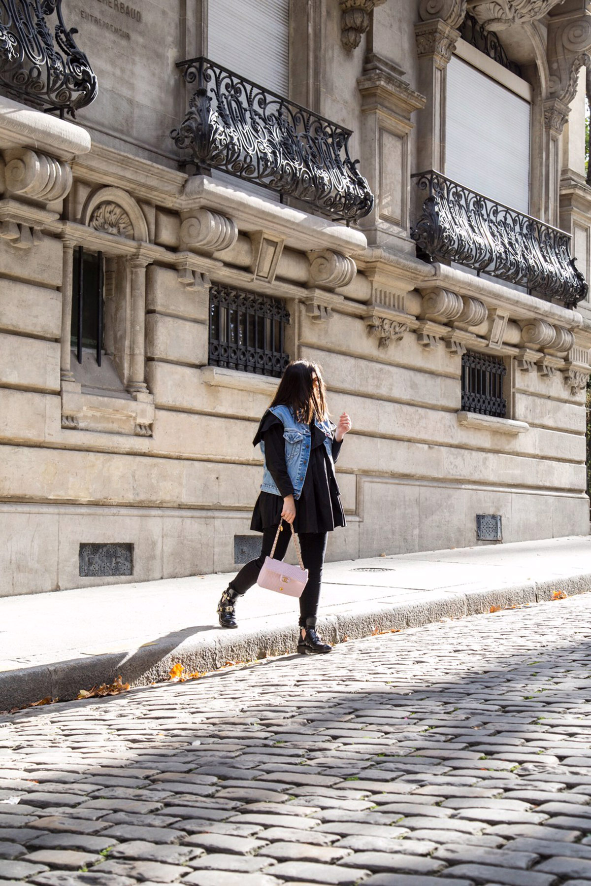 off-duty total black look with a pop of color by Stella Asteria - Lifestyle and Fashion Blogger - Paris Street Style inspiration, pregnancy style and how to dress the bump