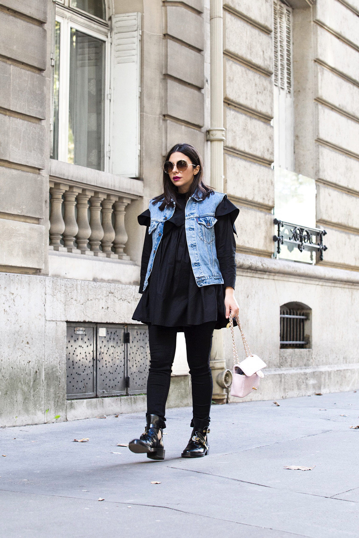 off-duty total black look with a pop of color by Stella Asteria - Lifestyle and Fashion Blogger - Paris Street Style inspiration, pregnancy style and how to dress the bump