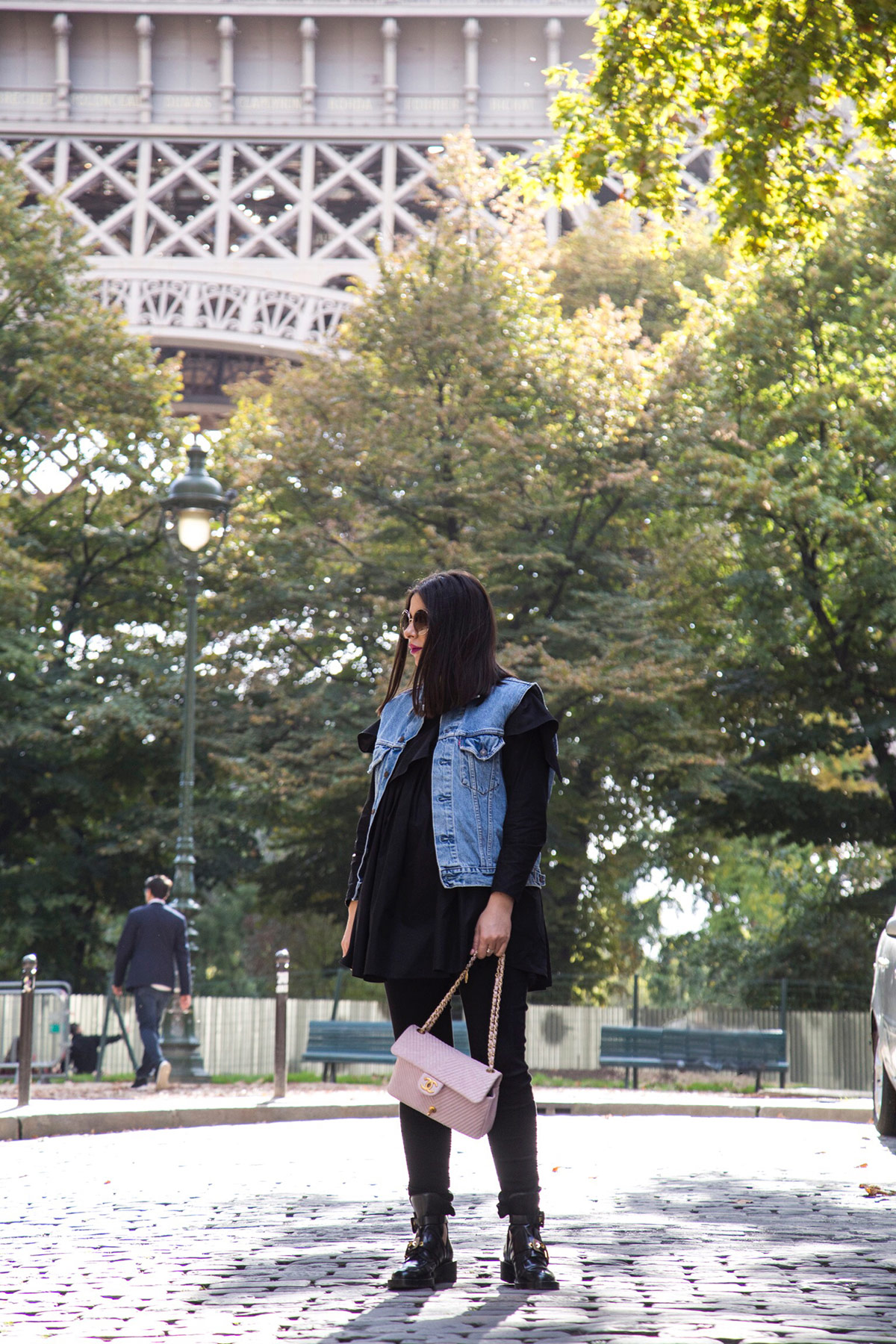 Off-Duty Total Black Look With A Pop Of Color In Paris | Stella Asteria